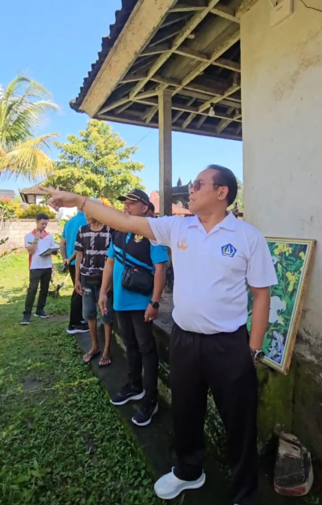 Kepala Dinas Perumahan Rakyat dan Kawasan Permukiman Badung, Anak Agung Ngurah Bayu Kumara Putra melakukan peninjauan lapangan terkait dengan program Bantuan Rumah Layak Huni (BRLH)